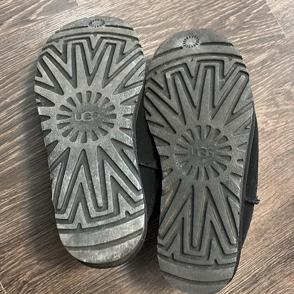 Ugg slippers black size 8 - Picture 4 of 4